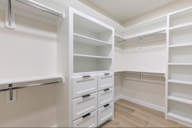 Walk-in closet, Alamo farmhouse